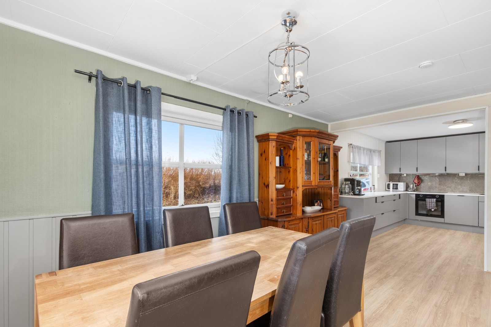 Stue mot kjøkken. Kjøkken er nylig oppusset. Galleribilde