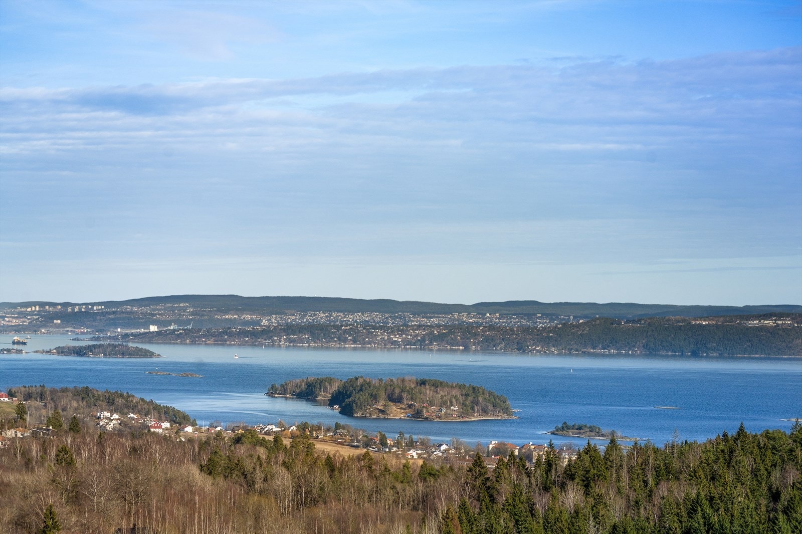 Terrassen byr på en flott panoramautsikt over nærområdet, fjorden og videre inn mot Oslo. Galleribilde