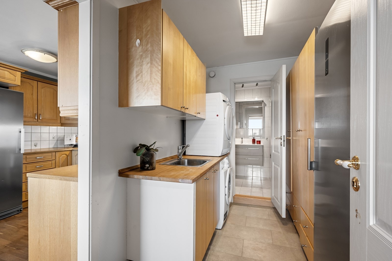 I tilknytning til både kjøkkenet og det ene badet er det etablert et praktisk grovkjøkken/vaskerom. Det er opplegg for vaskemaskin og tørketrommel, samt god plass til oppbevaring i skap. Galleribilde