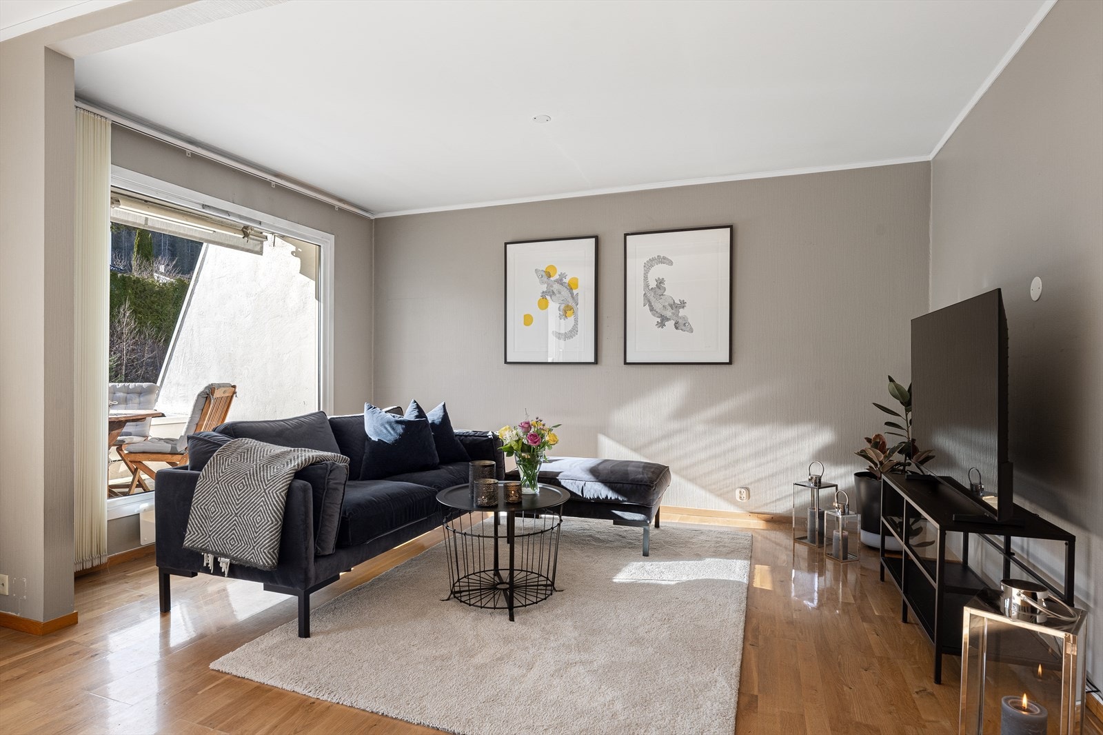 Den innerste delen av stuen var opprinnelig et soverom, men er i dag åpnet opp for å gi en større stueløsning. Galleribilde