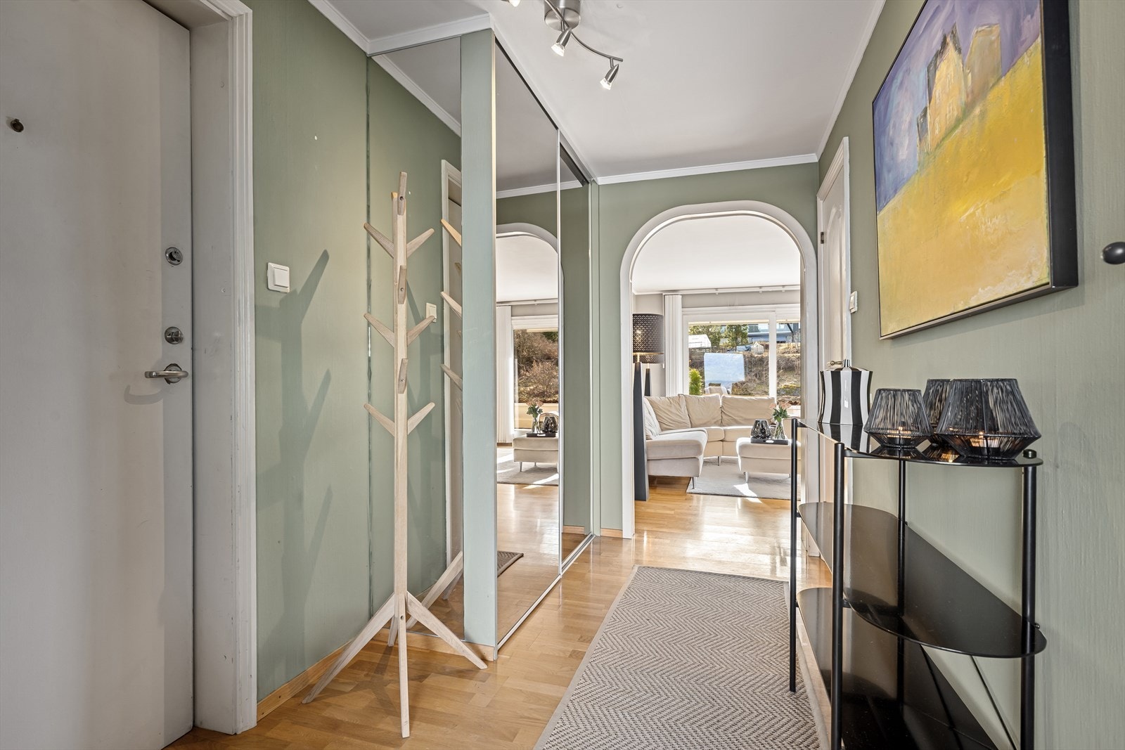 Gangen er utstyrt med callinganlegg med kamera og skyvedørsgarderobe med speildører, som gir gode oppbevaringsmuligheter. Galleribilde