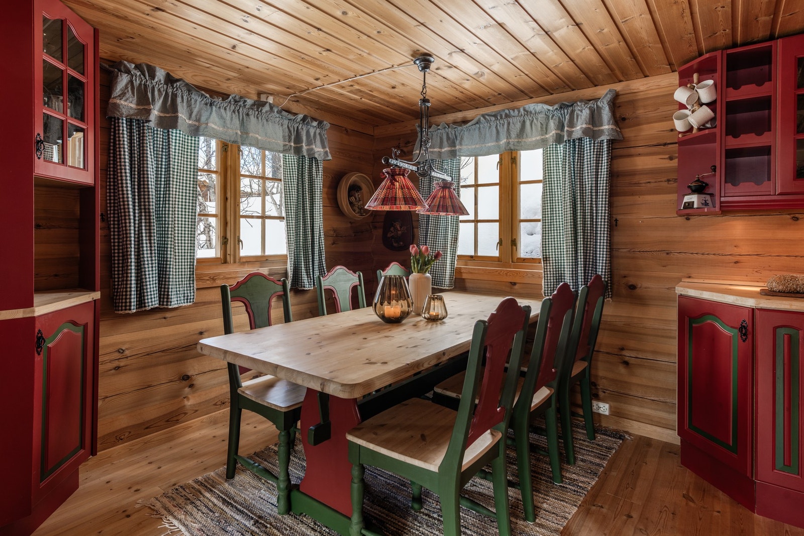 Dekk opp til en sen helgefrokost og nyt stillheten i fjellet Galleribilde