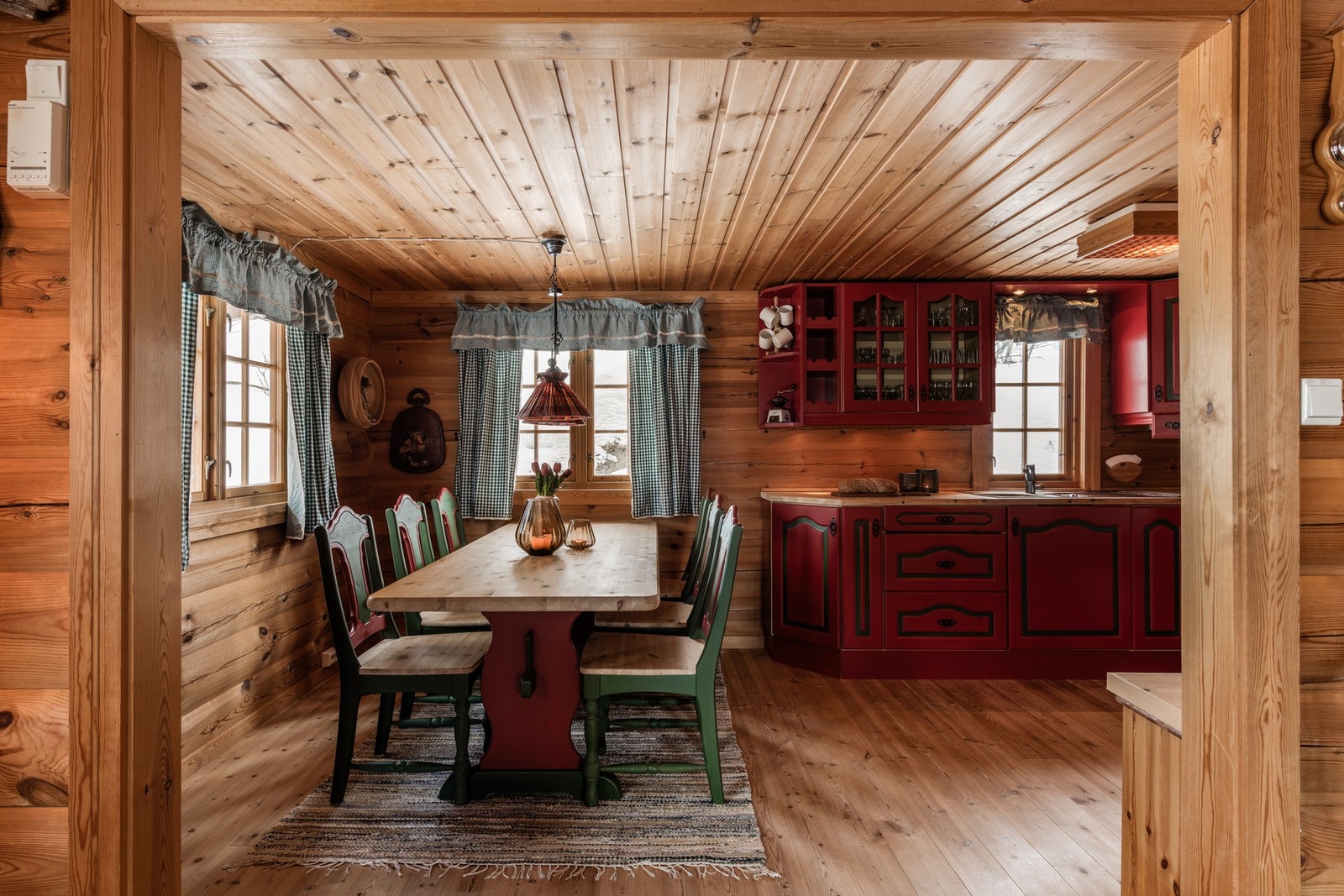 Åpen løsning mellom spisestue og kjøkken - ekstra koselig når hele familien samles til fjells Galleribilde