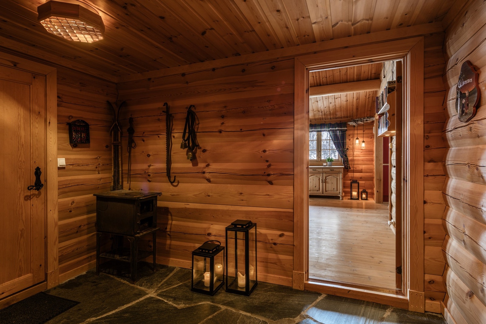 Velkommen inn! Romslig entré med skifergulv. Galleribilde