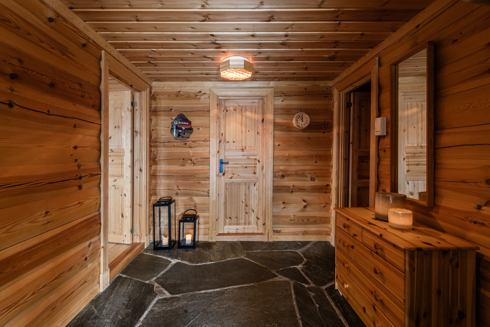 Her har man god plass til å henge fra seg yttertøyet Galleribilde