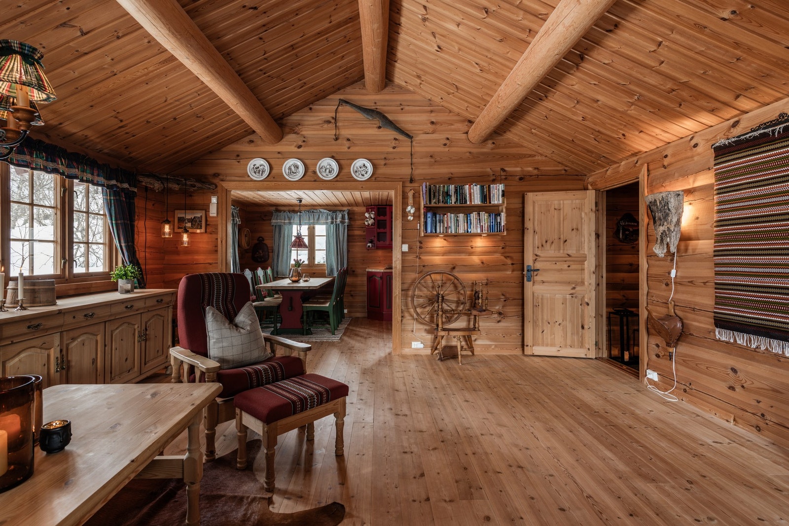 Fra stuen kommer man videre inn til spisestue og kjøkken Galleribilde