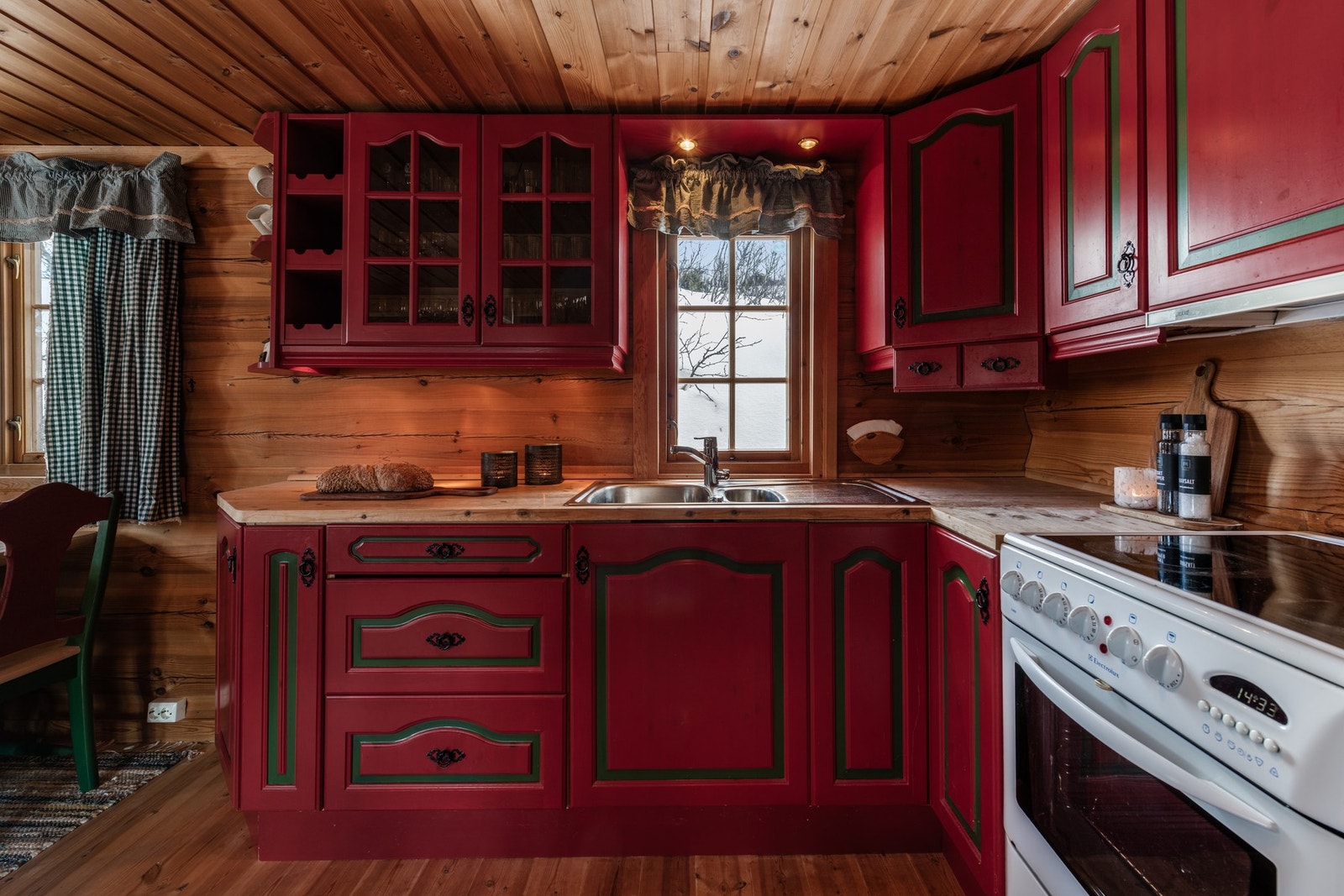 Kjøkkenet er både funksjonelt og sjarmerende Galleribilde