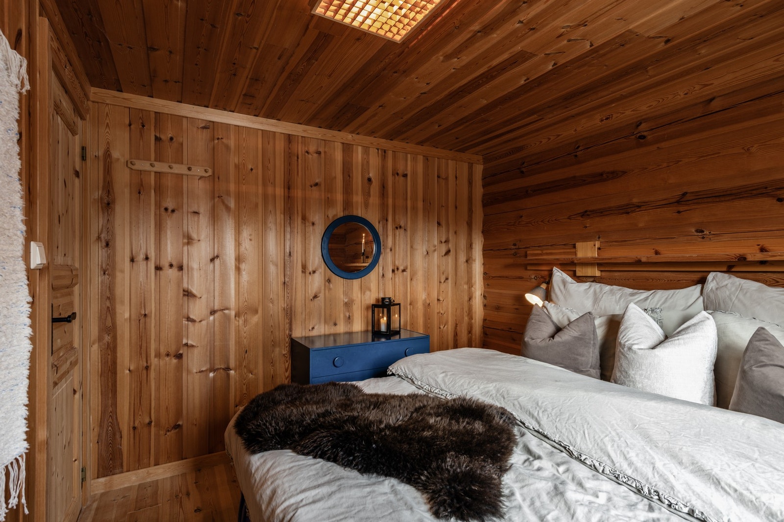 Drøm søtt i myke dyner omringet av frisk fjelluft Galleribilde