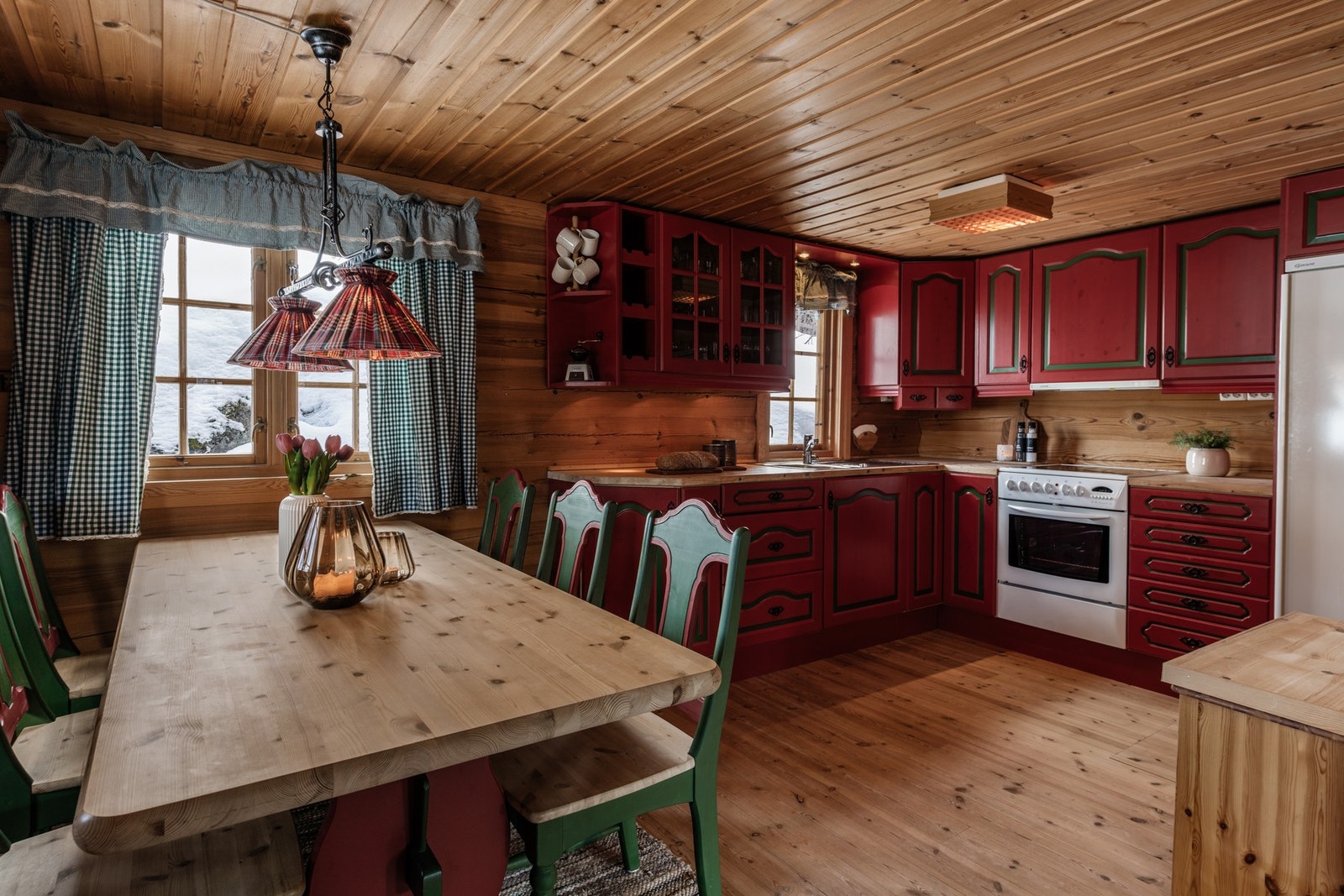 Kjøkkenet har godt med skap- og benkeplass Galleribilde