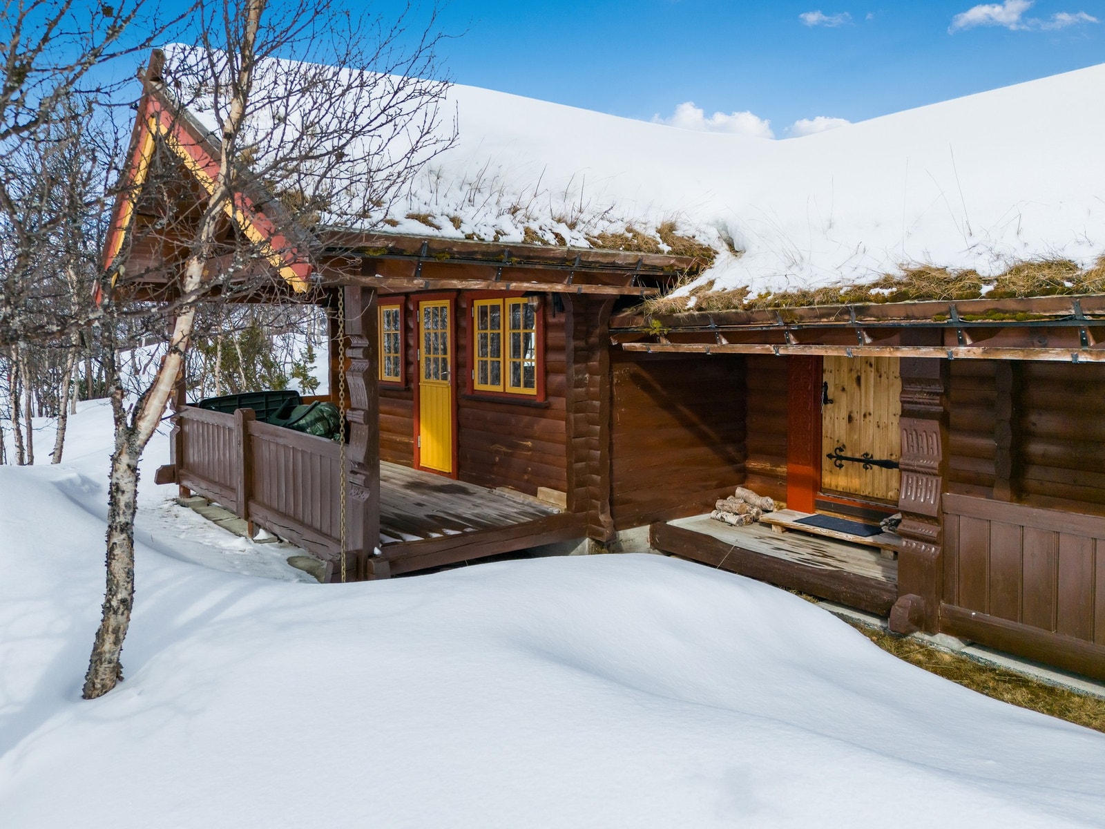 Fine utearealer og overbygget inngangsparti og terrasse. Galleribilde