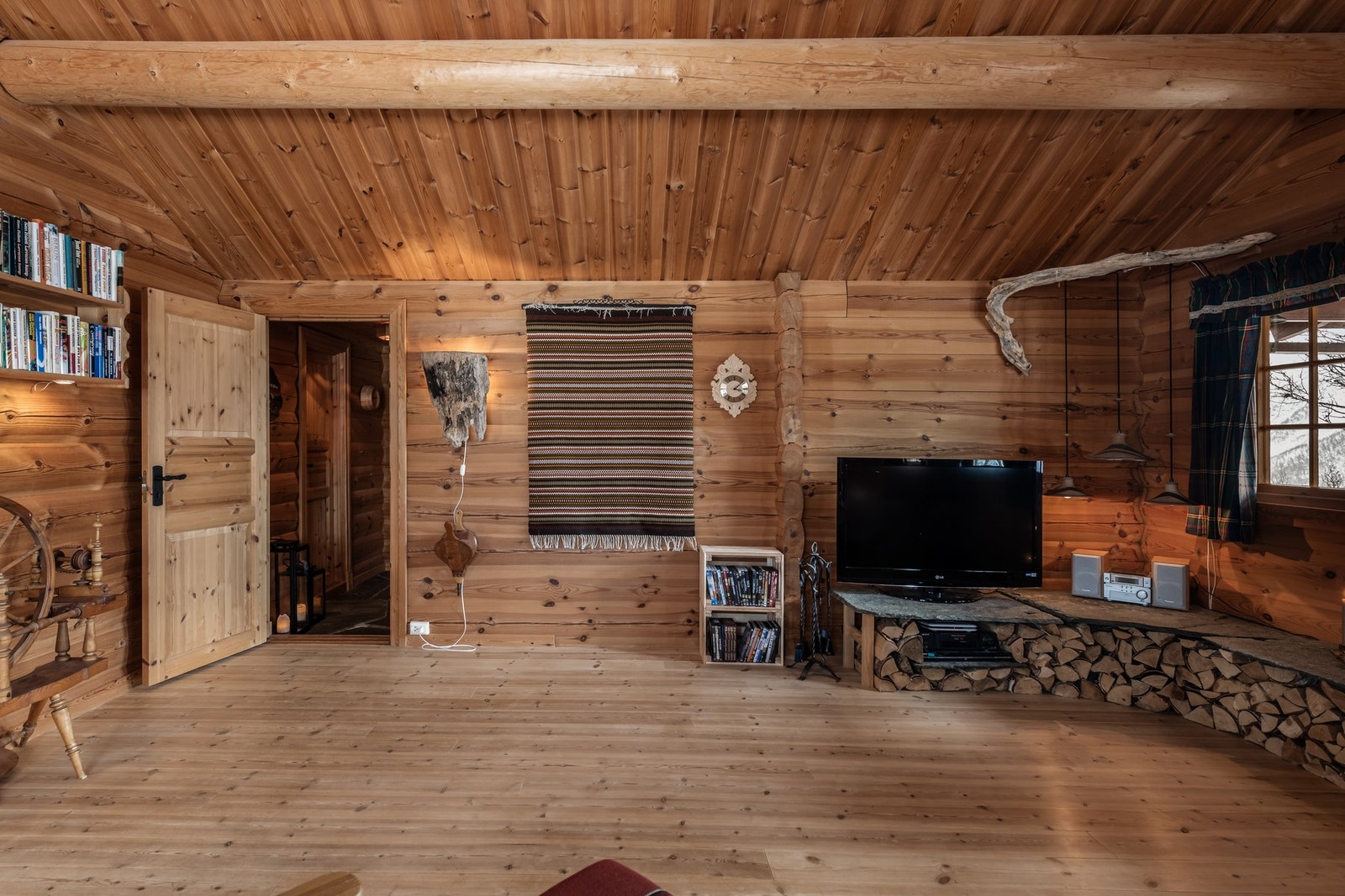 Hytten har en praktisk planløsning med rom for både nære og kjære Galleribilde