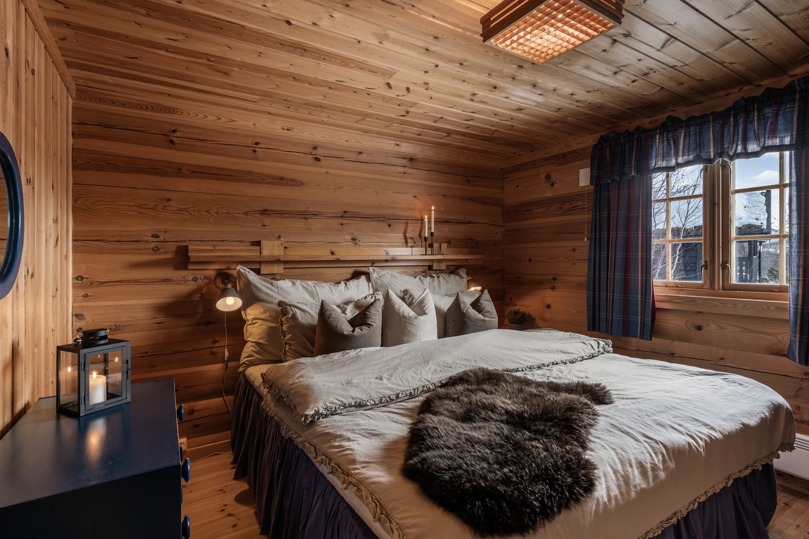 Hytten har tre koselige soverom Galleribilde