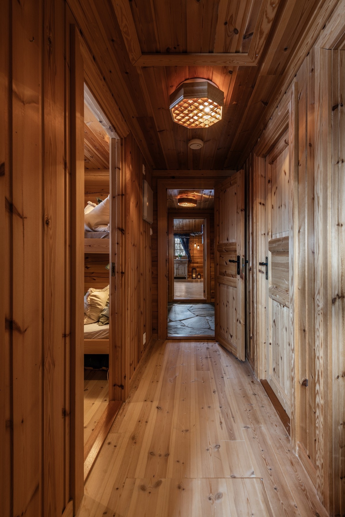 Videre ned gangen kommer man til soverom og bad Galleribilde