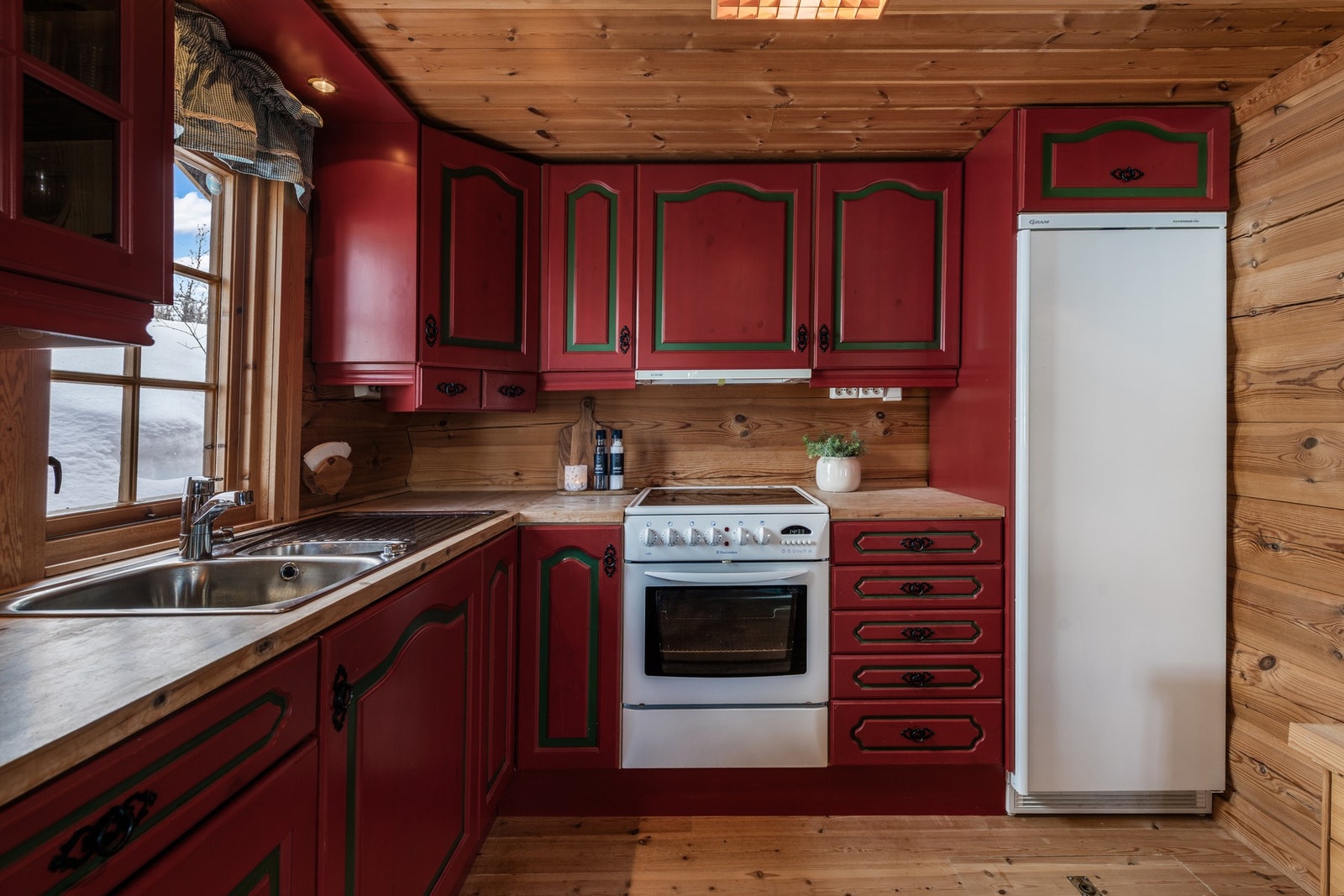 Kjøkkeninnredningen er av profilerte fronter med malt overflate Galleribilde