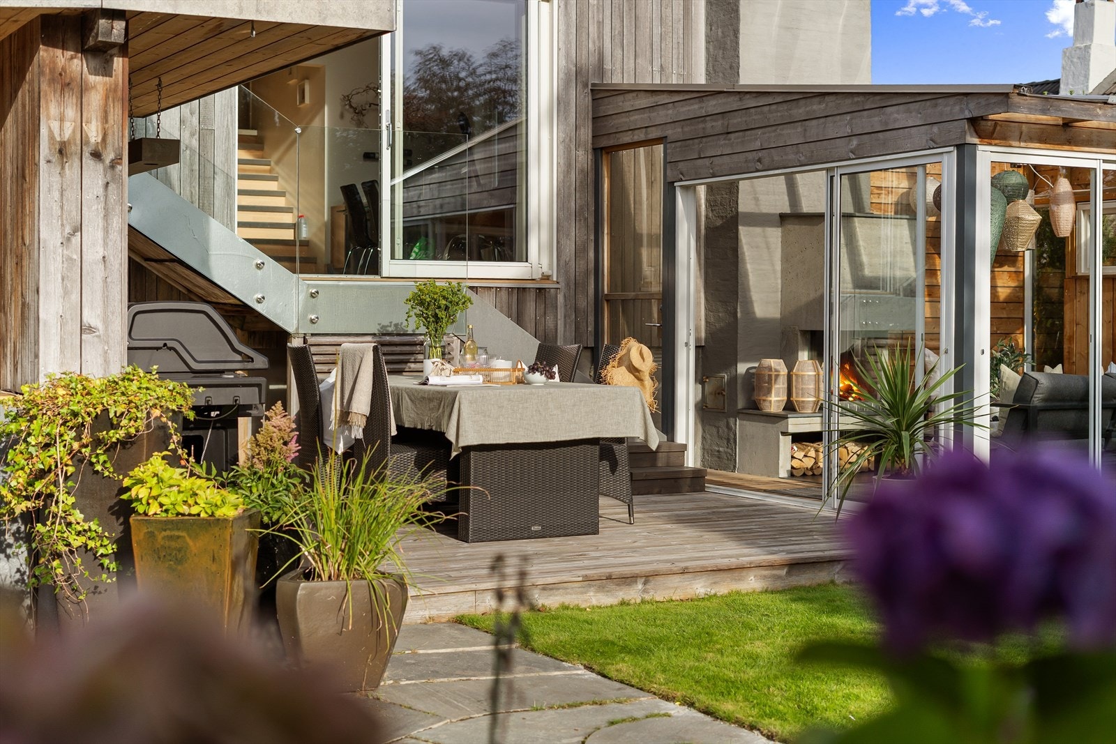 Den solrike hagen og terrassen er et samlingspunktet for lek, grilling, frokoster ute og små øyeblikk hvor man bare kan lene seg tilbake og kjenne at livet er godt. Galleribilde