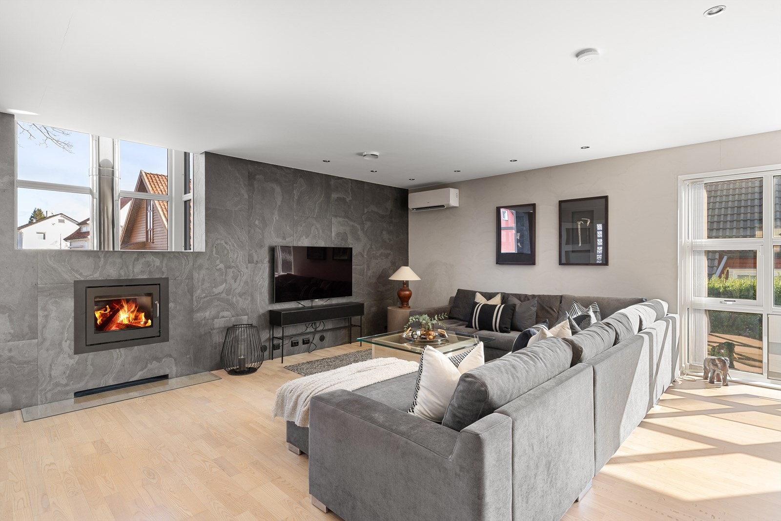Peis sørger for ekstra hygge på kjølige dager, og rommet har gode møbleringsmuligheter - perfekt som TV-stue eller oppholdsrom. Galleribilde