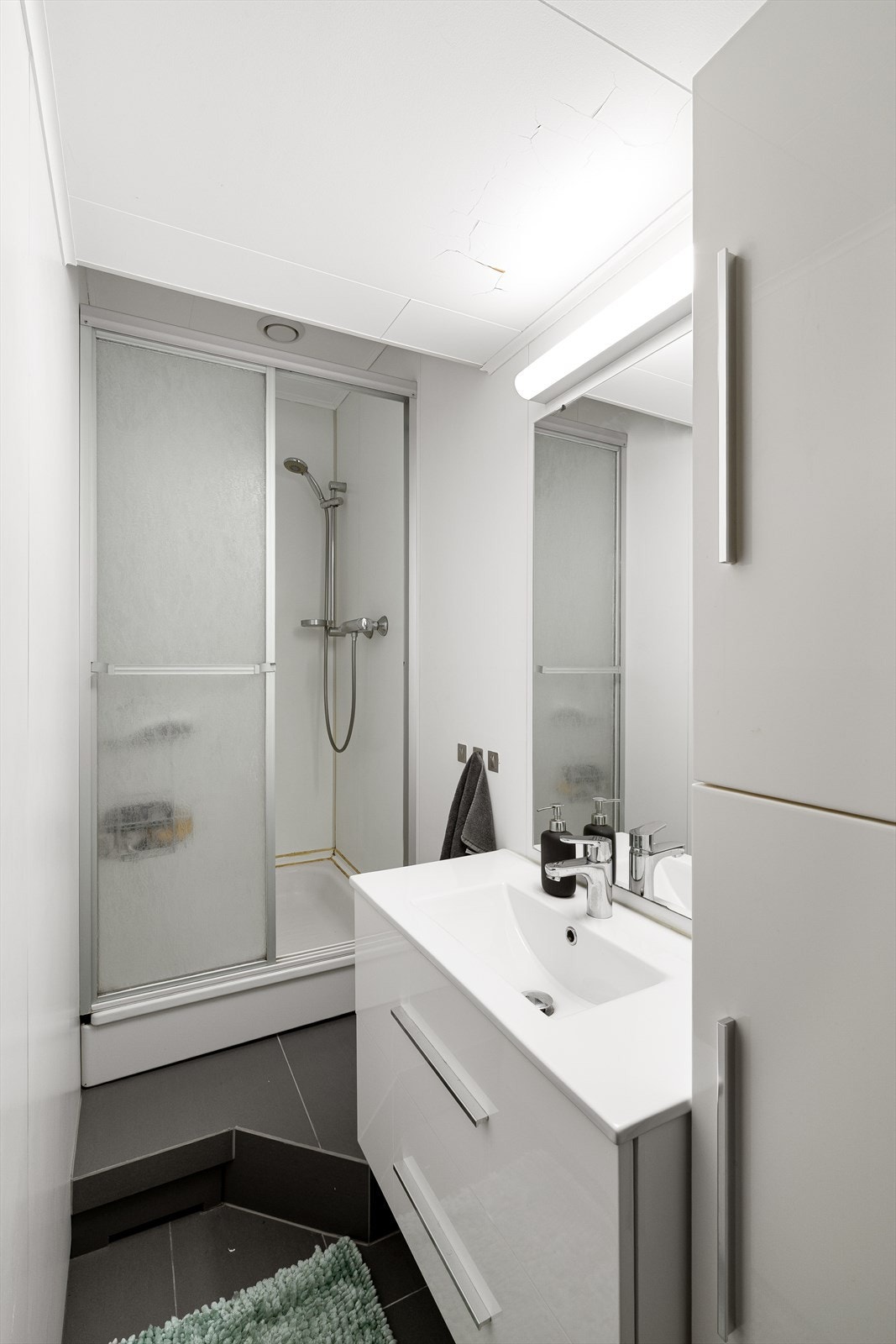 Badet inneholder toalett, servant og dusjnisje. Galleribilde