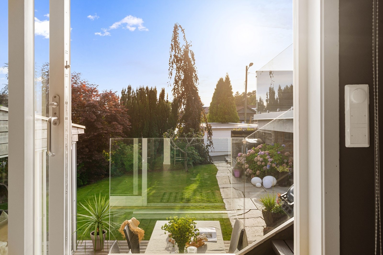 Herfra er det utgang til en frodig og skjermet hage, balkong, terrasse og en lun hagestue. Galleribilde