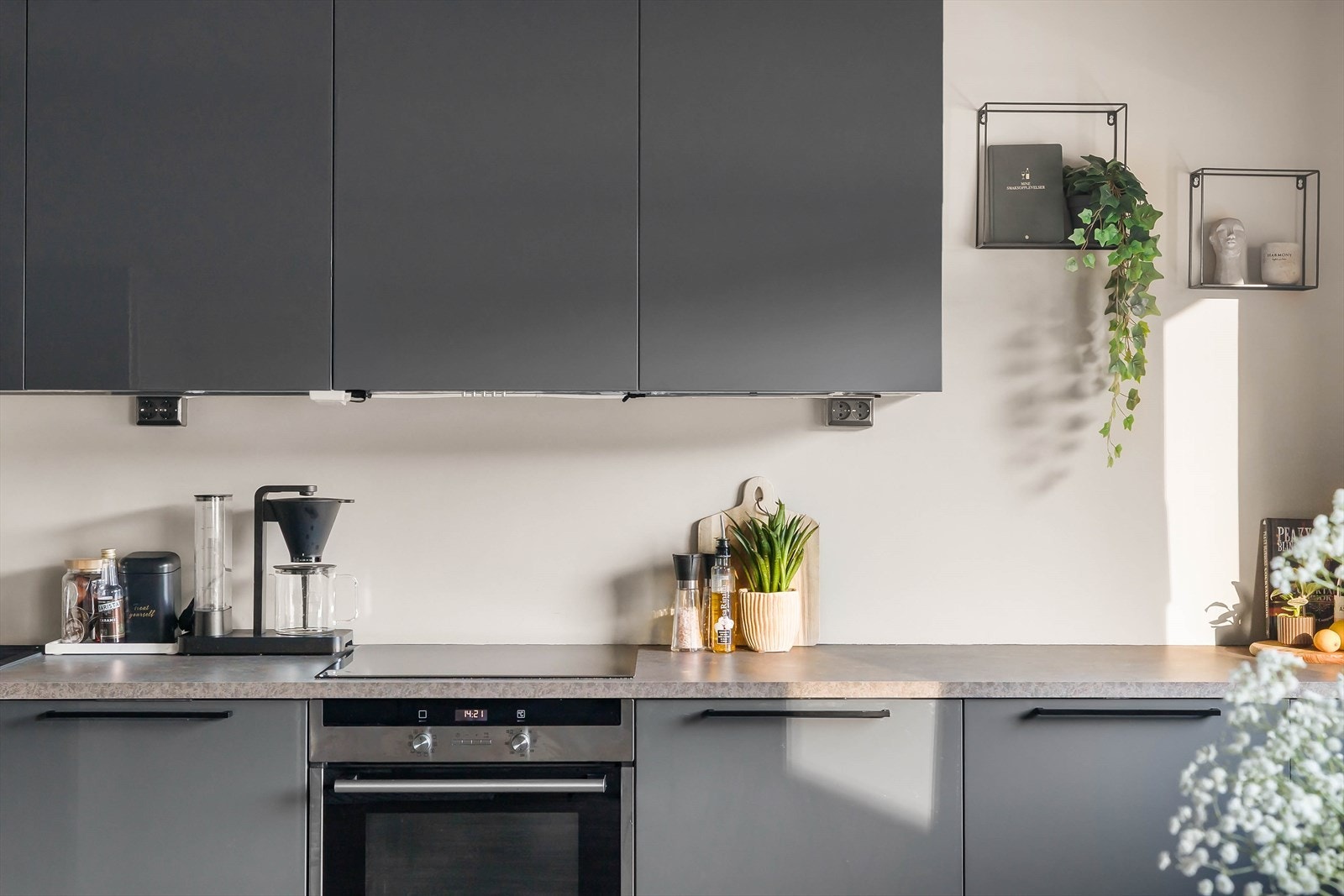 Kjøkkenet er nytt fra 2024 og har en moderne innredning med slette fronter i en behagelig farge, laminat benkeplate og integrerte hvitevarer fra blant annet kvalitetsleverandøren Siemens. Galleribilde