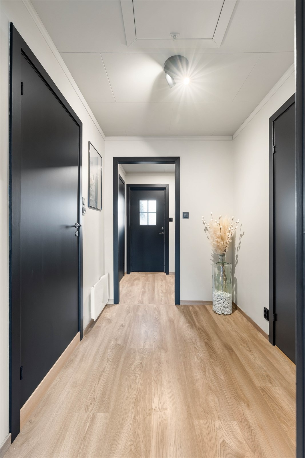 Du ønskes velkommen inn i en lys entré som gir et godt førsteinntrykk av boligen. Galleribilde