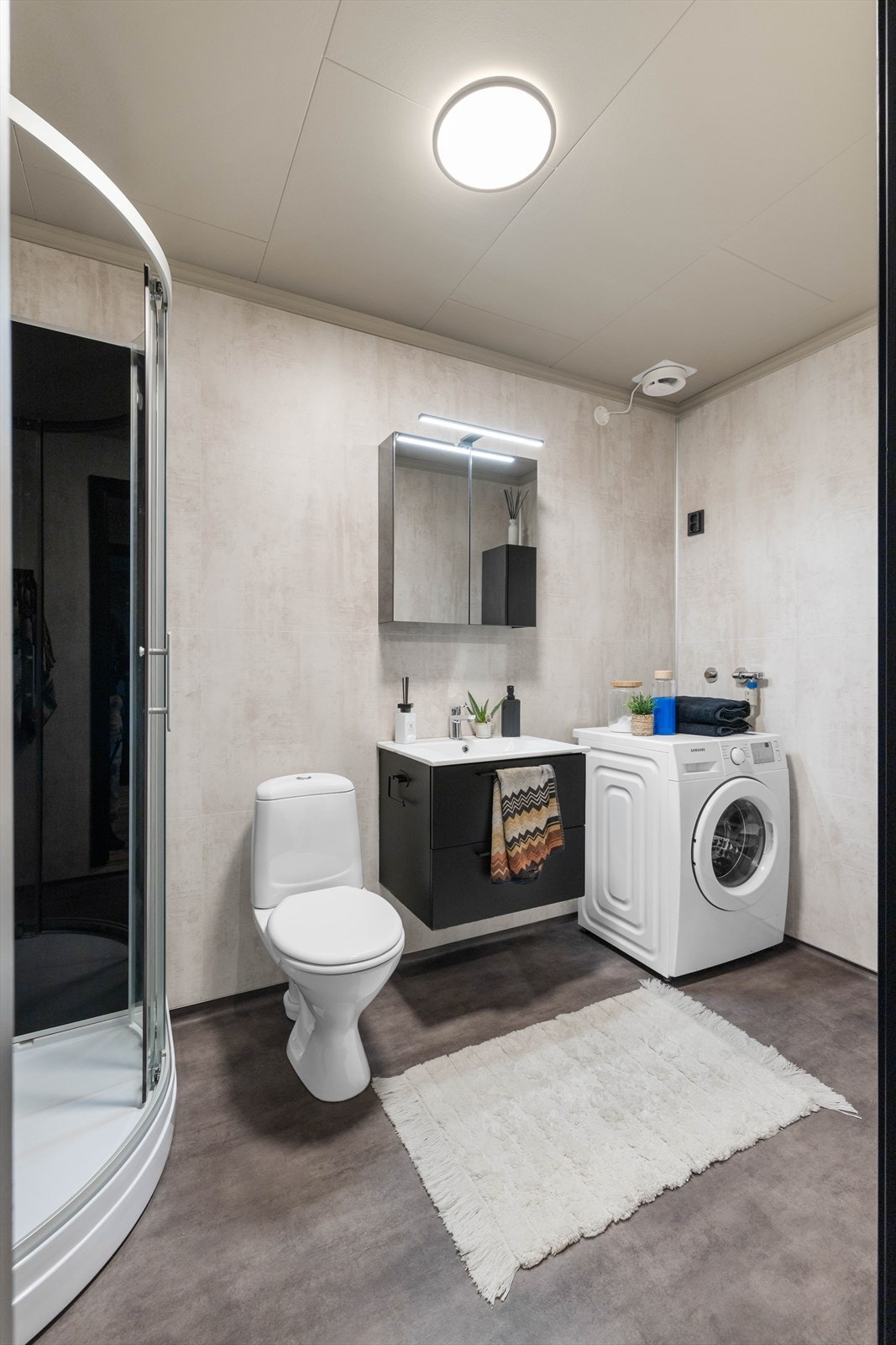 Badet ble oppgradert i 2024 og fremstår både delikat og funksjonelt. Galleribilde