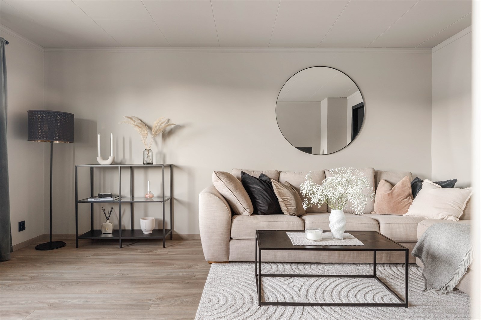 Stuen har god plass til både sofagruppe og spisestue. Galleribilde