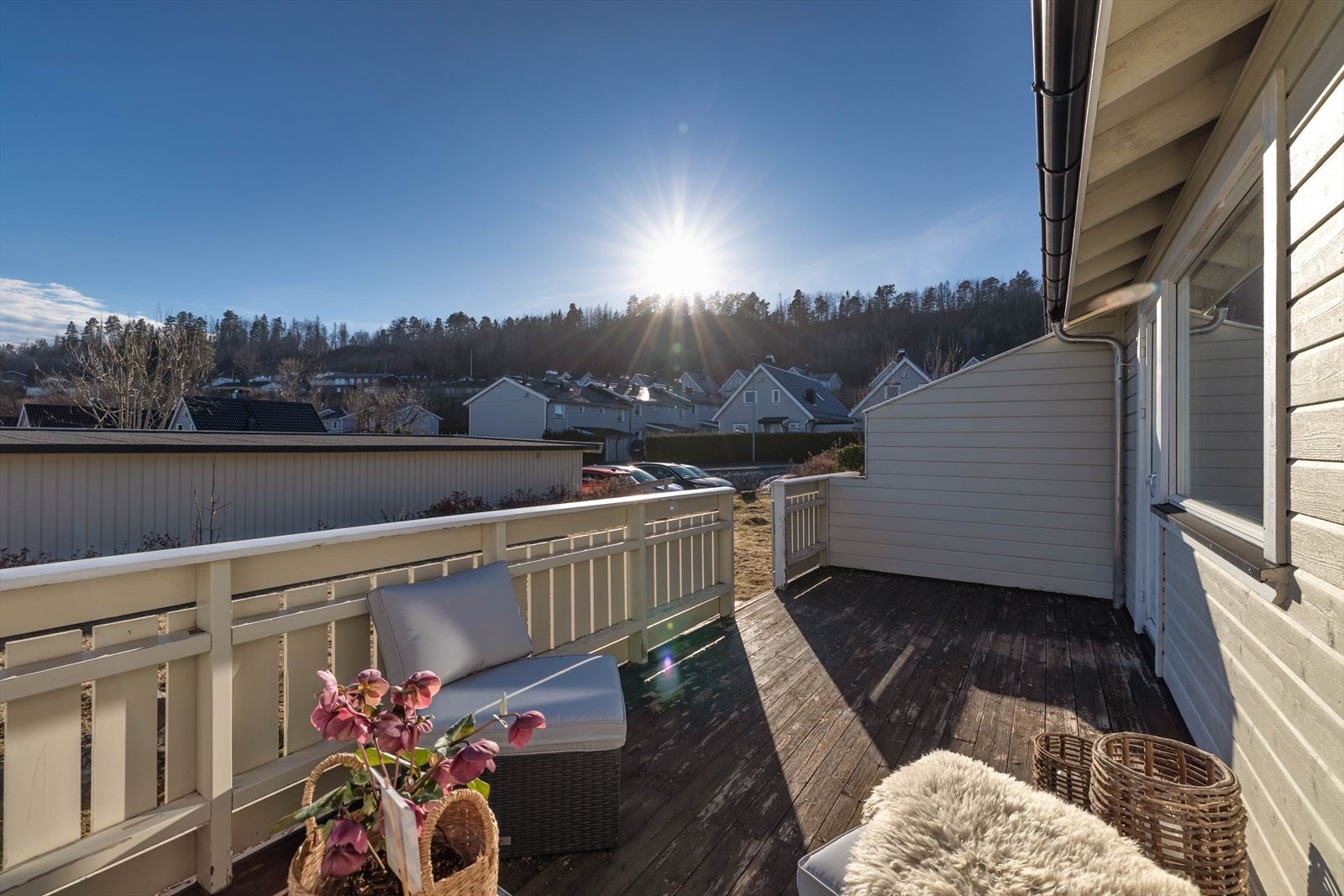 Uteplassen fungerer som en forlengelse av stuen i sommerhalvåret og er en lun og solrik plass. Galleribilde
