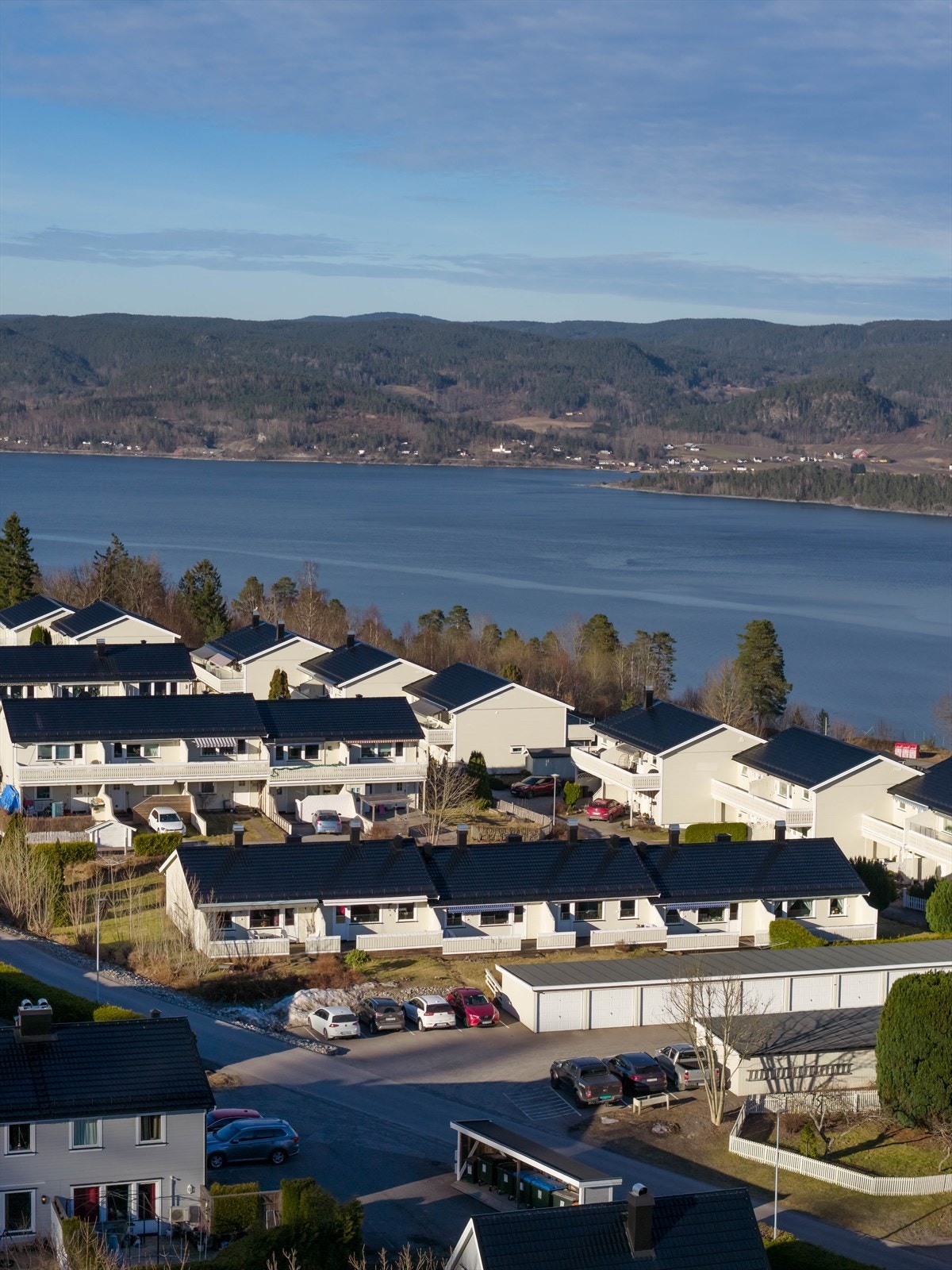 For barnefamilier er beliggenheten ideell med kun ca. 400 meter til Kleiverud barneskole, og det er flere barnehager i gangavstand. Galleribilde