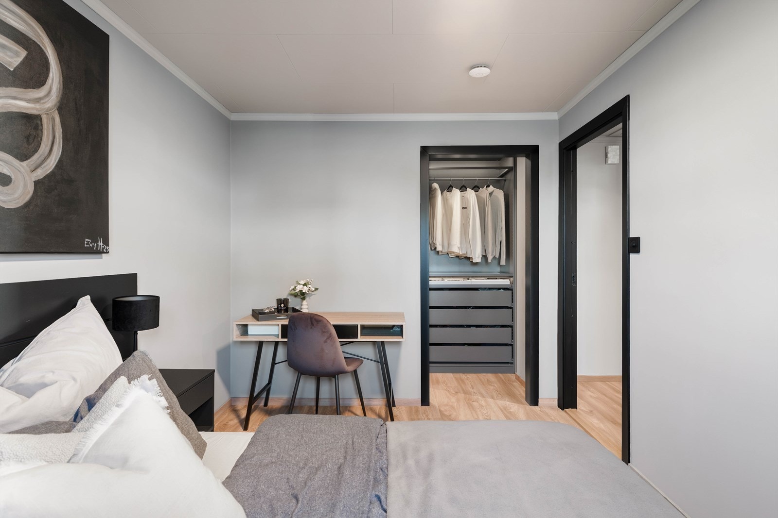 Høydepunktet er den tilstøtende walk-in garderoben, som er svært romslig og gir deg den luksusen man ofte savner i leiligheter av denne størrelsen. Galleribilde