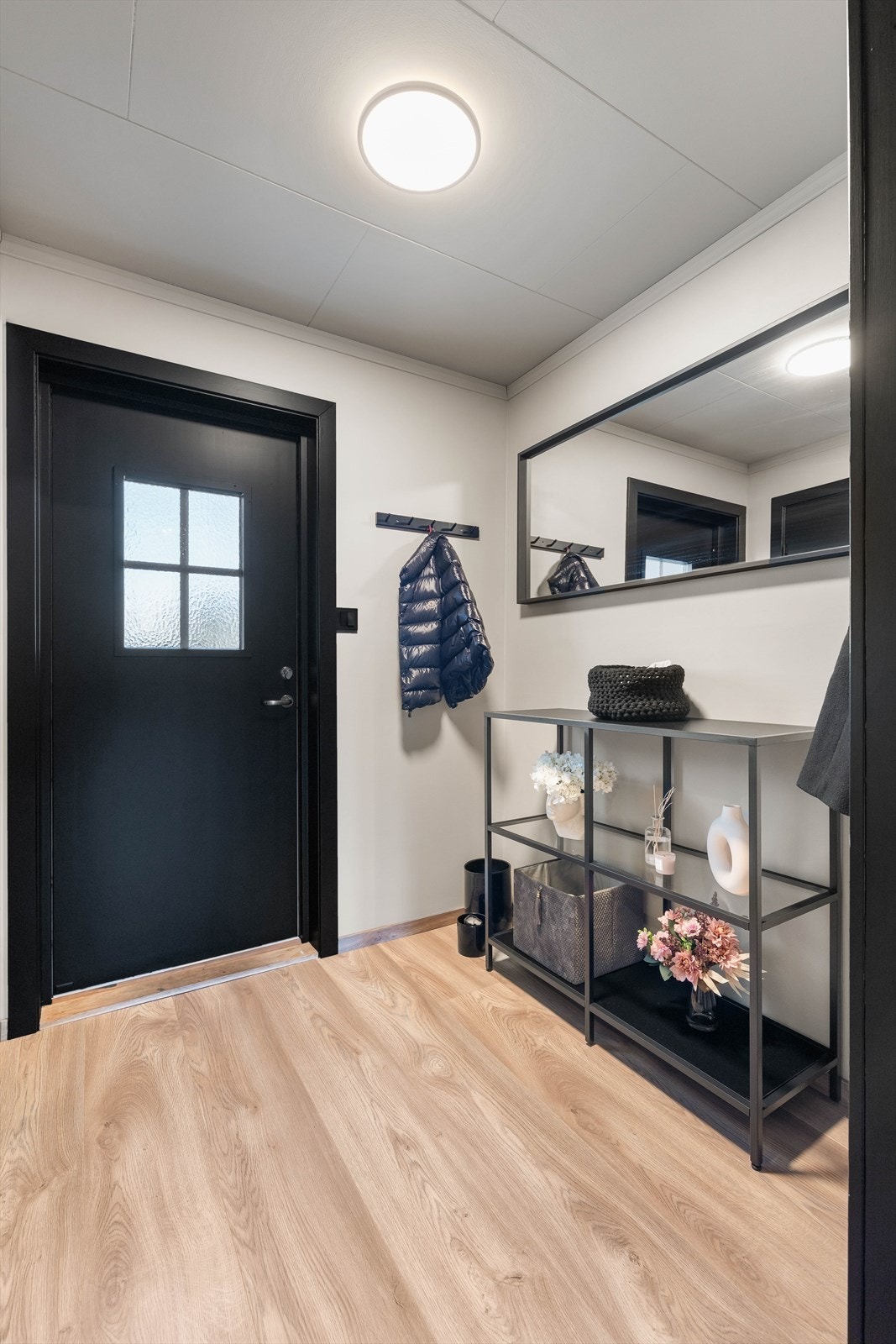 Gangen knytter alle rommene sammen og har tilgang til en praktisk bod som sikrer gode lagringsmuligheter. Galleribilde