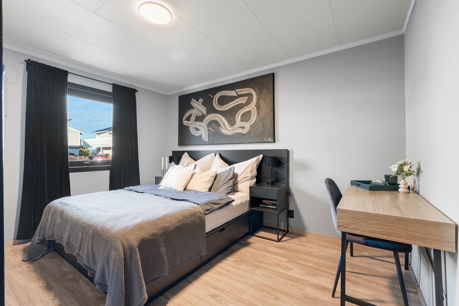 Videre byr boligen på et soverom av god størrelse. Her er det fint plass til dobbeltseng med tilhørende møblement. Galleribilde