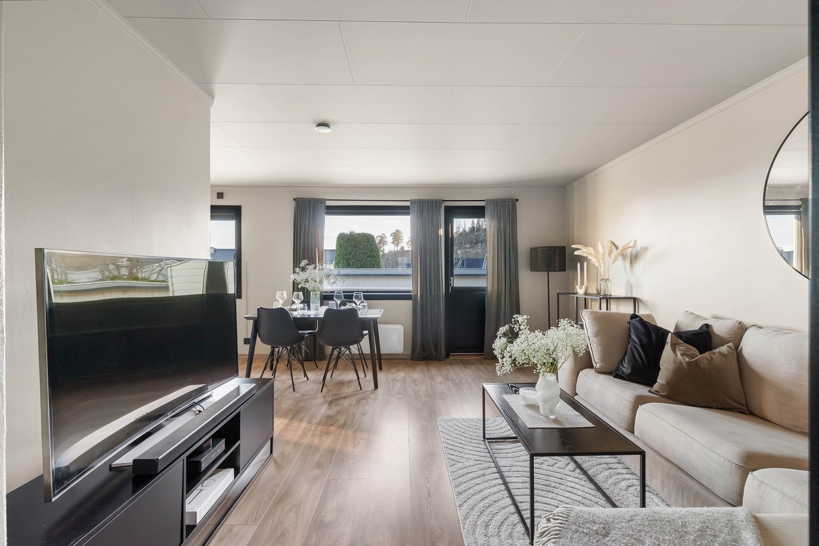 Store vindusflater slipper inn rikelig med naturlig lys. Fra stuen er det også direkte utgang til den solrike terrassen. Galleribilde