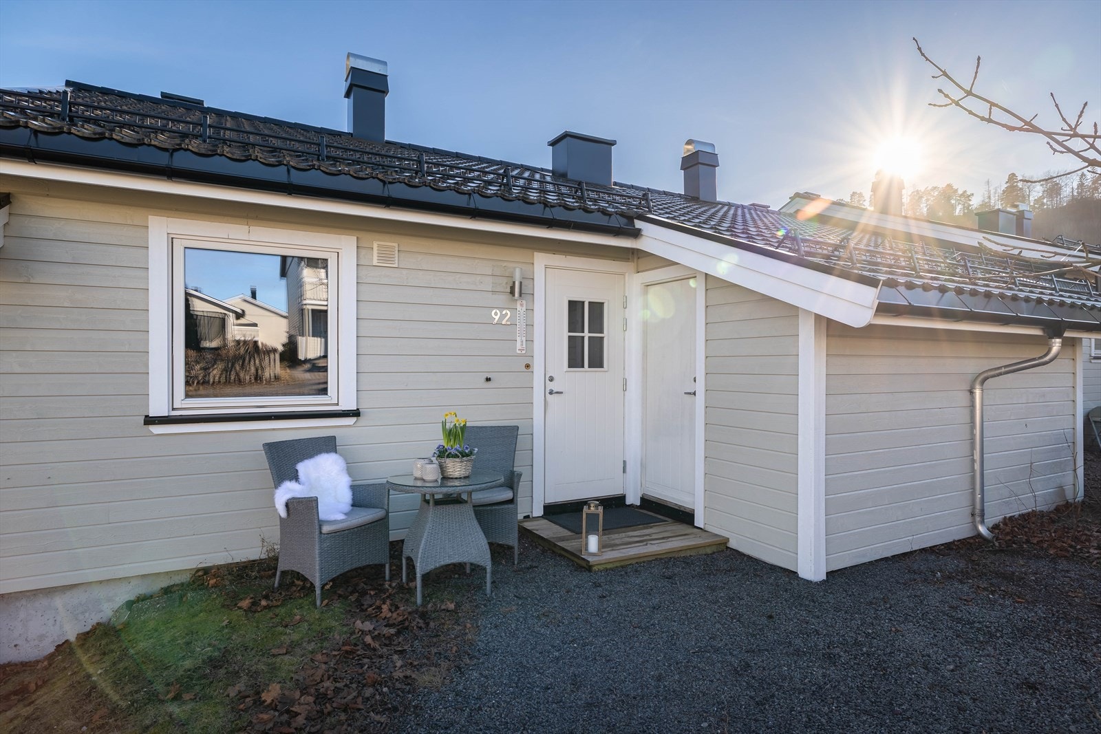 Ved inngangspartiet er det også lagt til rette for en hyggelig uteplass hvor man kan nyte morgenkaffen på fine dager. Galleribilde