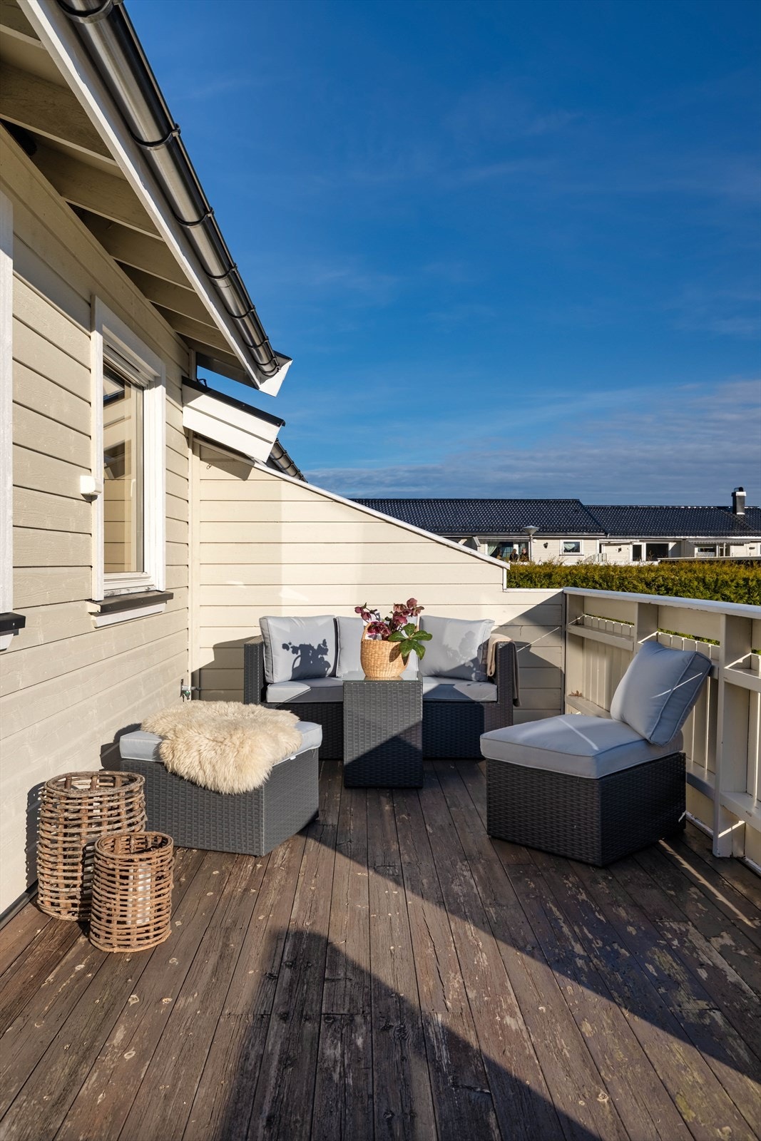 Her er det en herlig, sørvendt terrasse på ca. 16 m² med utgang fra stuen. Galleribilde