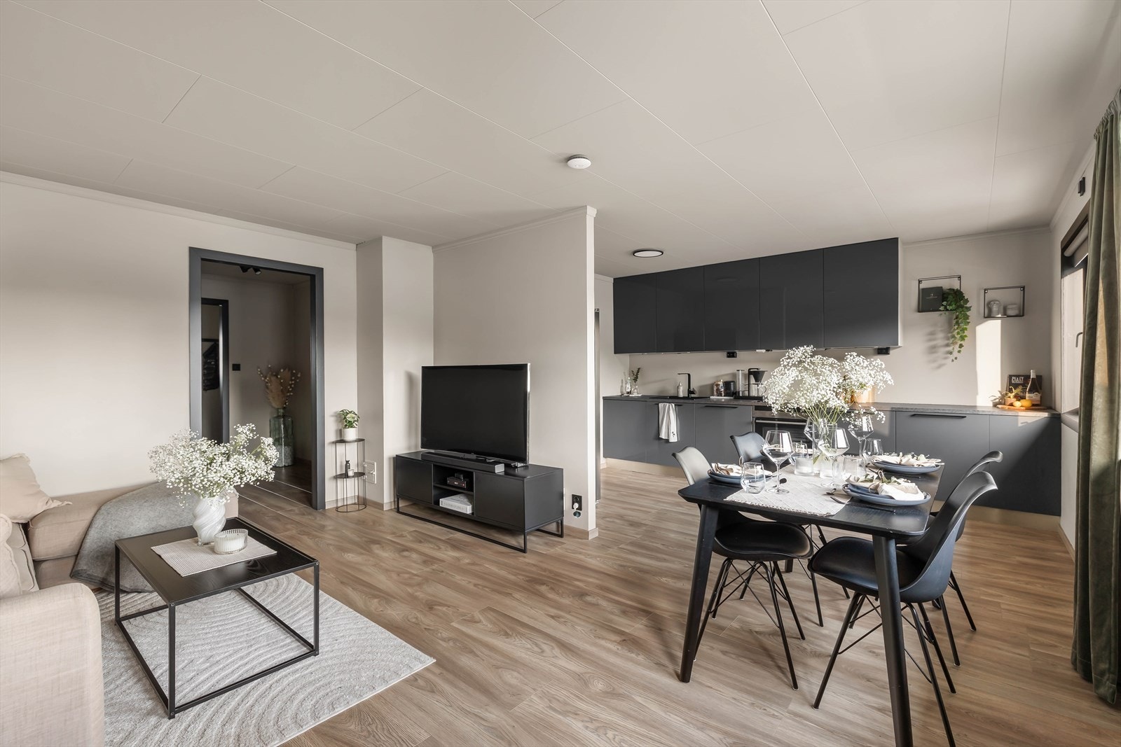 Her er det en åpen og sosial stue-/kjøkkenløsning som bidrar til en lys og luftig oppholdssone. Galleribilde