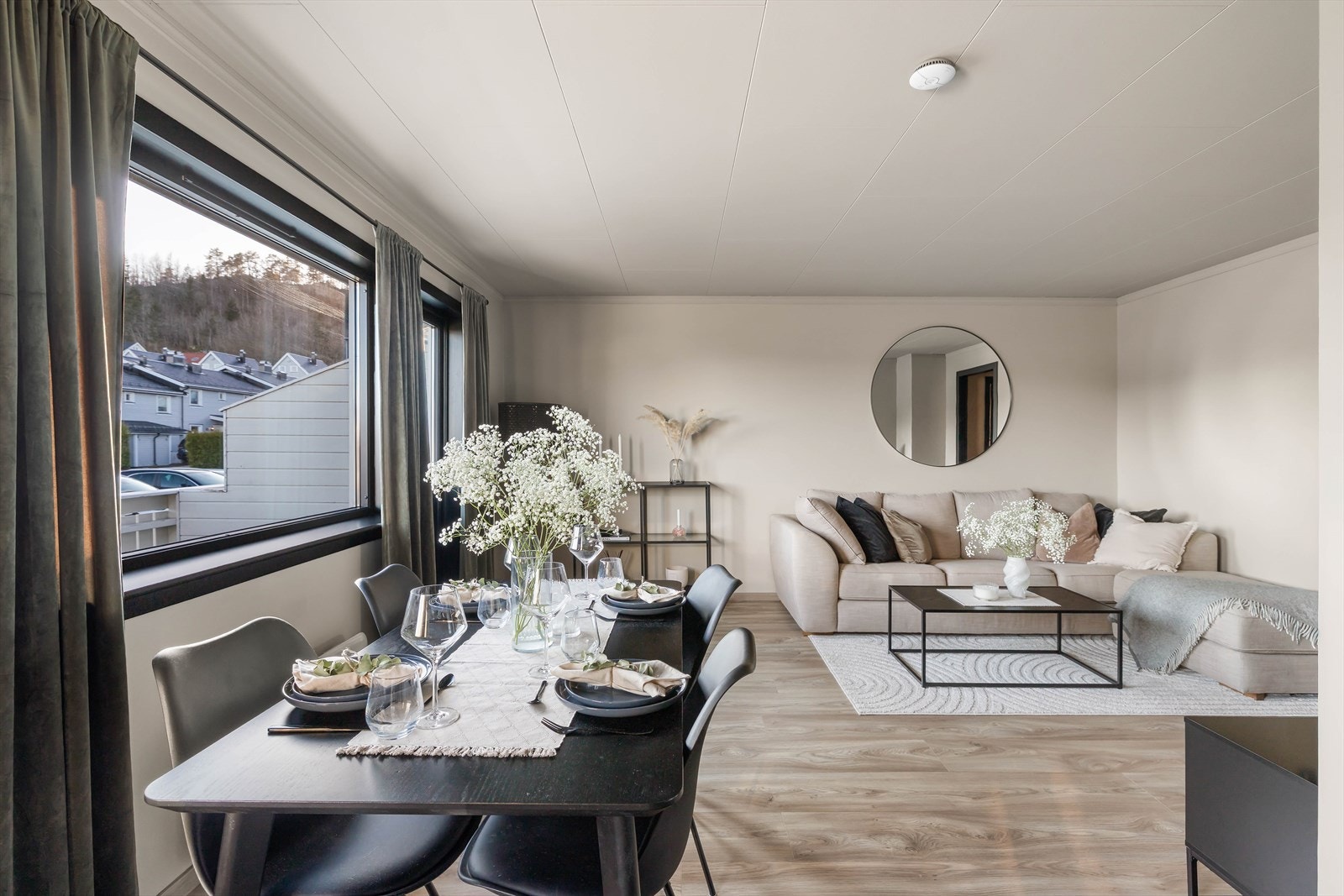 Leiligheten er vesentlig oppgradert, og fremstår som en moderne leilighet med smakfulle farge - og materialvalg Galleribilde