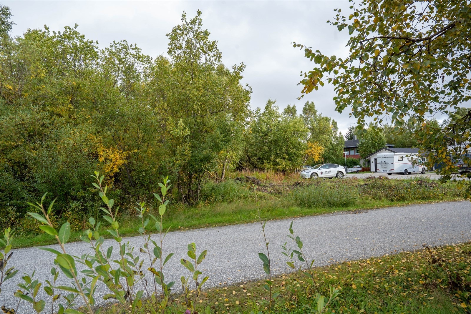 Tomten sett fra gang- og sykkelvei sett mot nordøst. Galleribilde