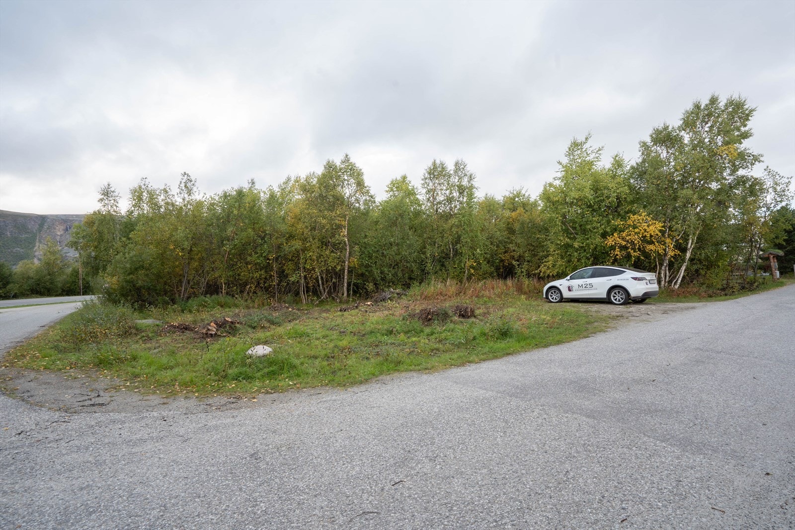 Boligtomt med en utsikt mot fjell i vest med gode solforhold, perfekt for å bygge drømmeboligen. Sentral beliggenhet med enkel adkomst til vei. Galleribilde