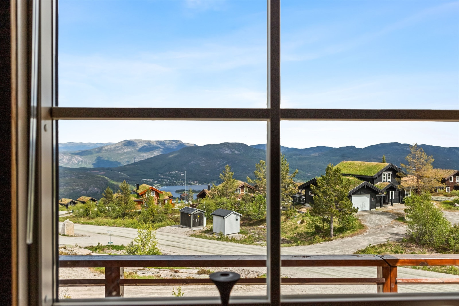 Duo-hytten har fantastisk utsyn over fjell og daler Galleribilde