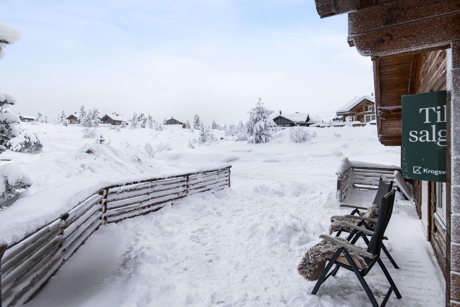 Store terrasseområder med plass til utemøblement og bålpanne på denne årstiden Galleribilde