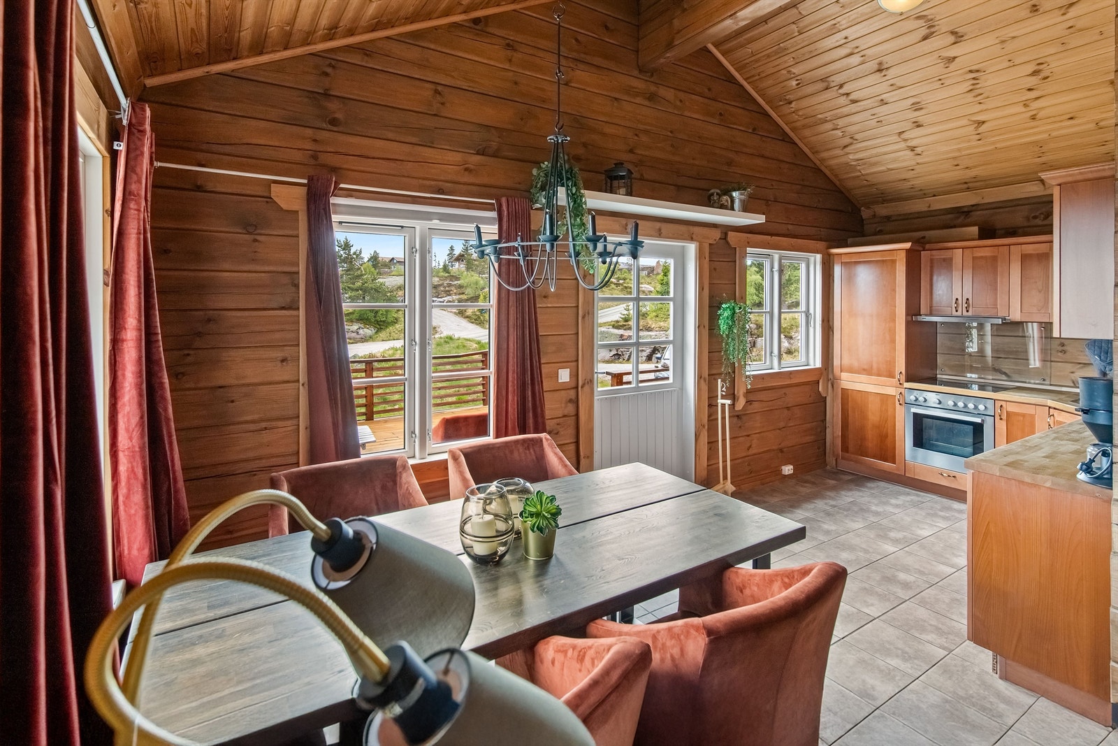 Utgang til stor og solrik terrasse fra kjøkkenet Galleribilde