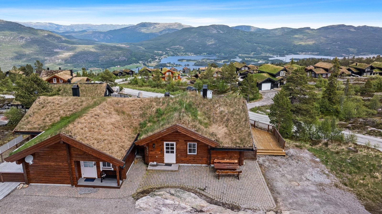 Godt med parkeringsplass på gruset gårdsplass Galleribilde