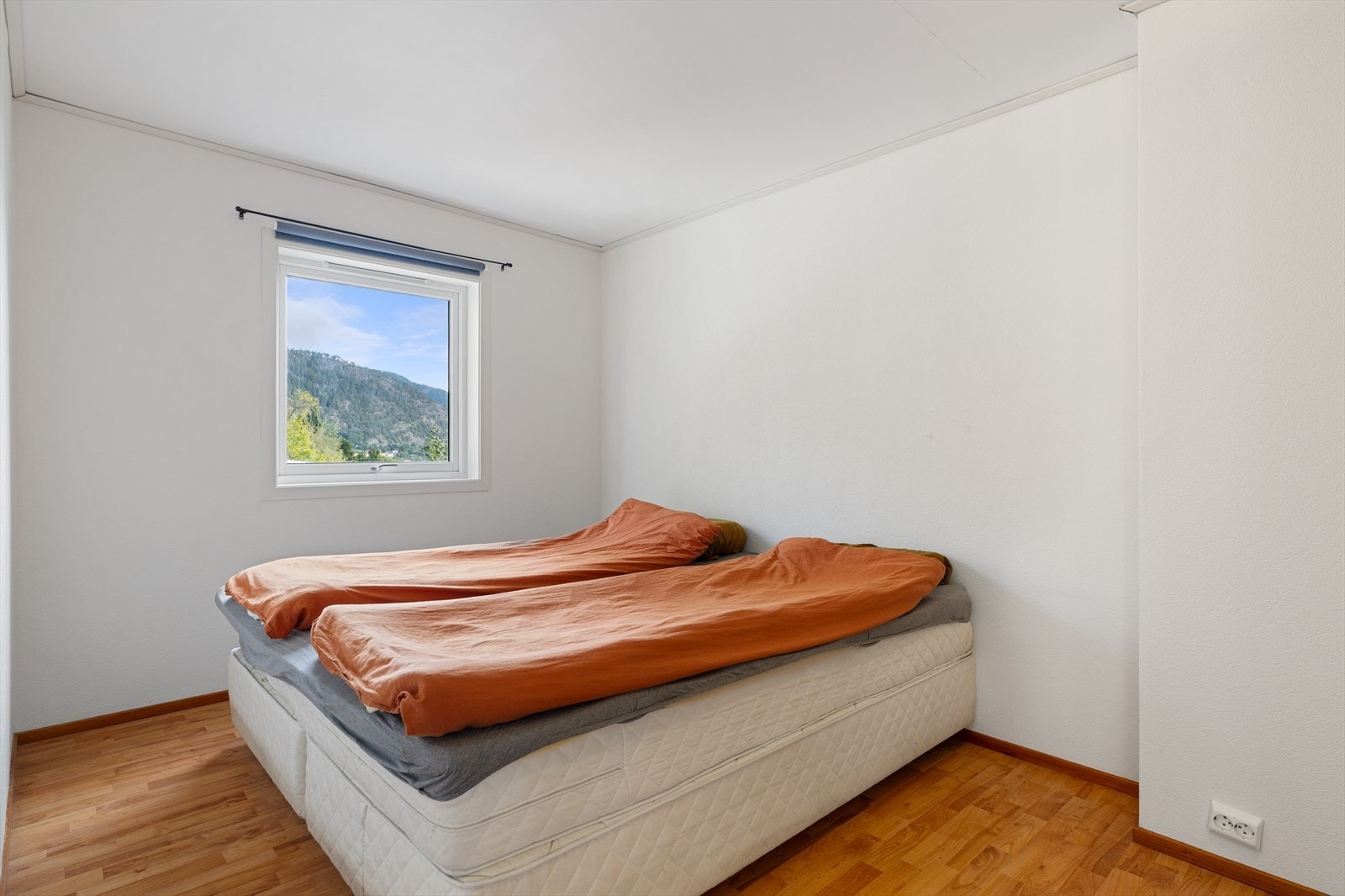 Soverom i 1. etasje måler 11,5 m² og har god plass til dobbeltseng, garderobeløsning og nattbord. Galleribilde