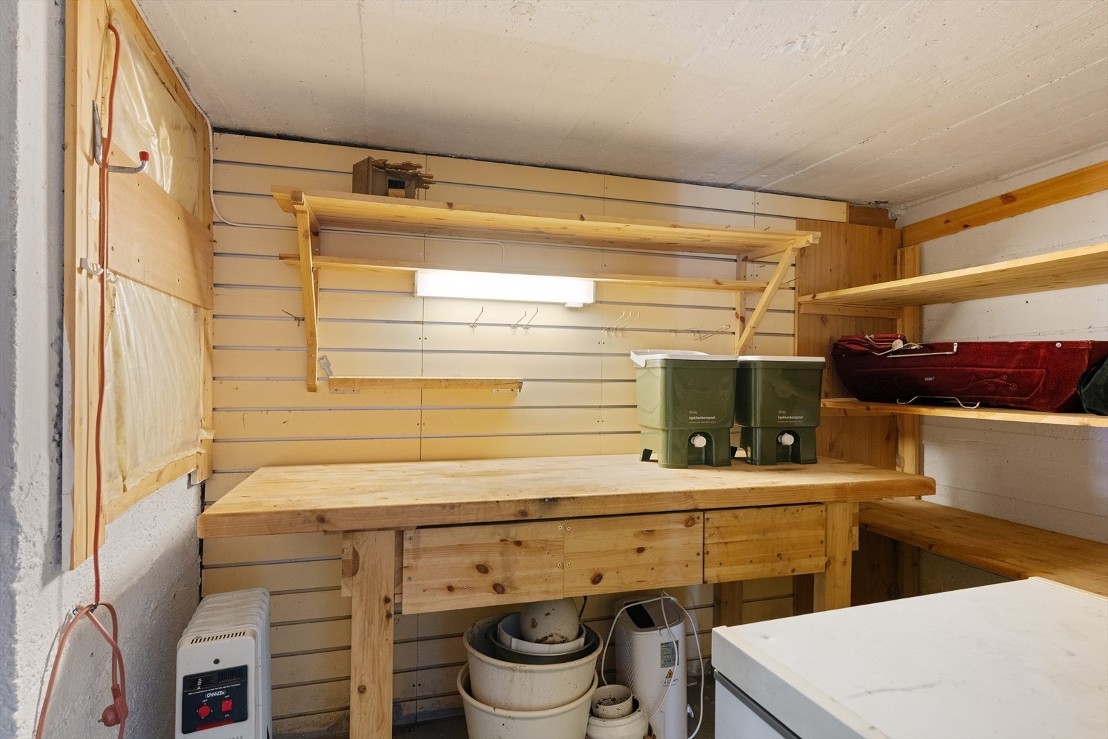 Bod med utgang til åpent areal under terrasse med gode muligheter for lagring. Galleribilde