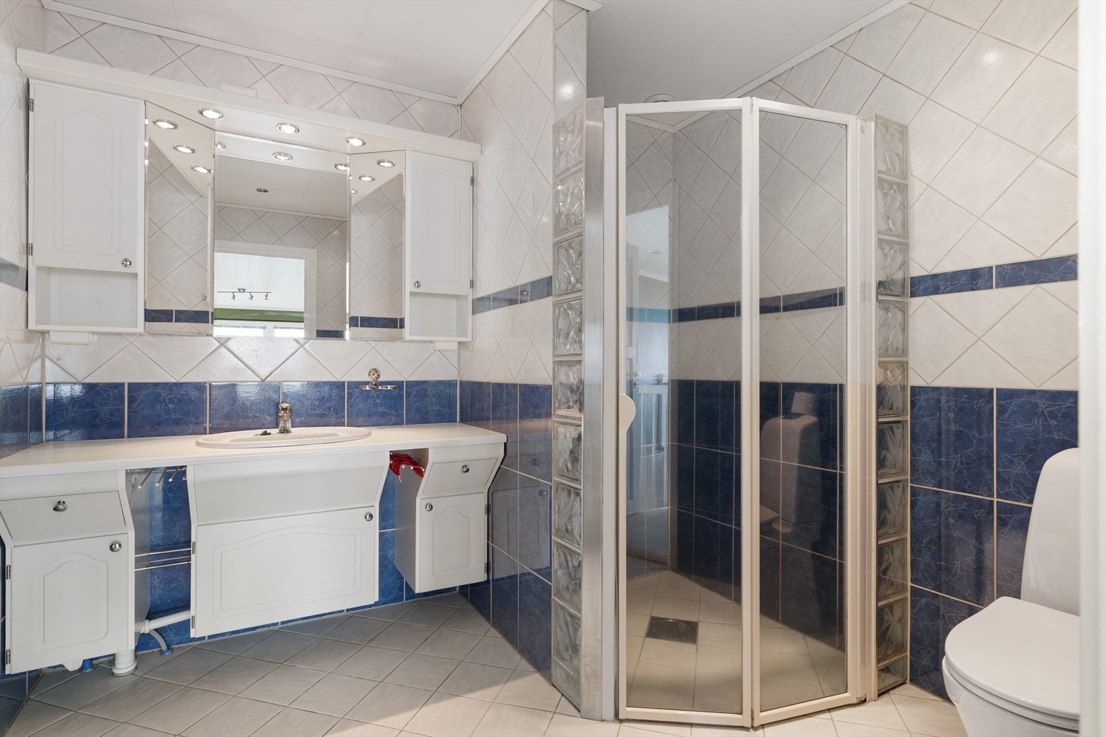 Romslig baderom på 6,5 m². Baderommene måler ikke tegn til fuktskader. Galleribilde