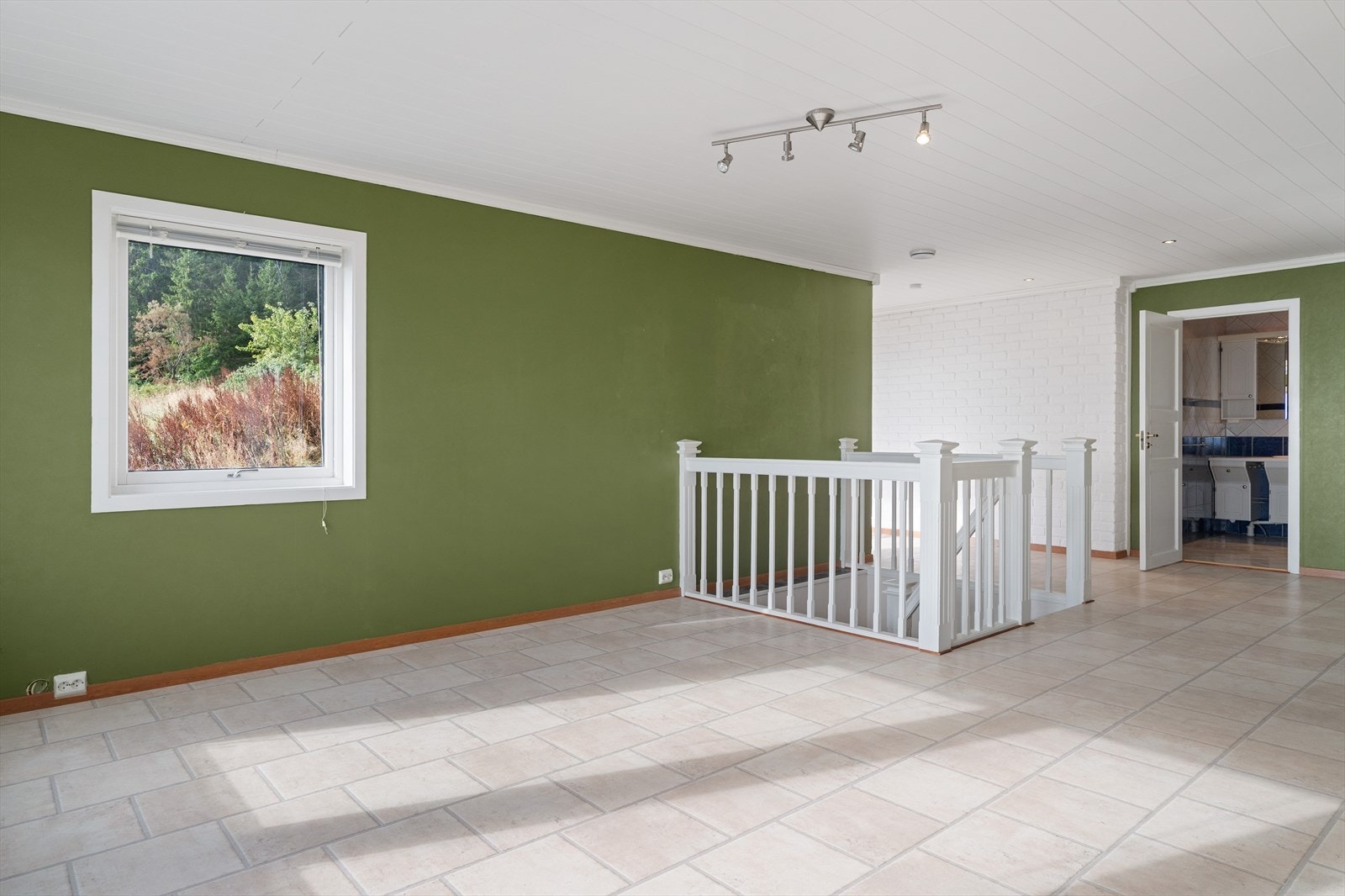 1. etasje byr på to stuedeler, romslig kjøkken, soverom, entre, bad og vaskerom. Galleribilde