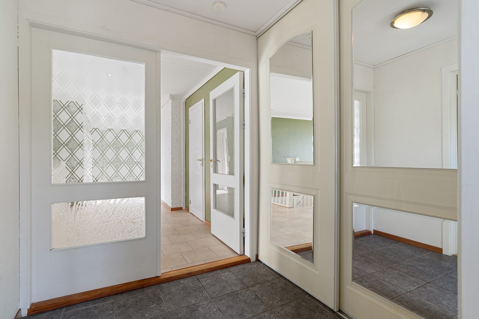 Innbydende entre med inntegrert garderobeskap. Galleribilde