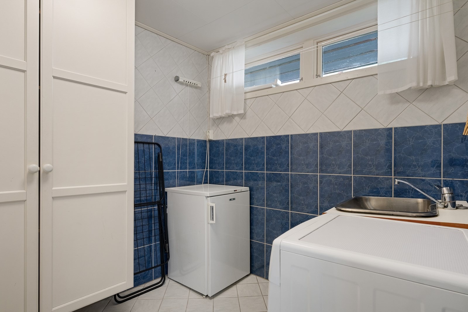 Praktisk vaskerom innenfor baderom. Galleribilde