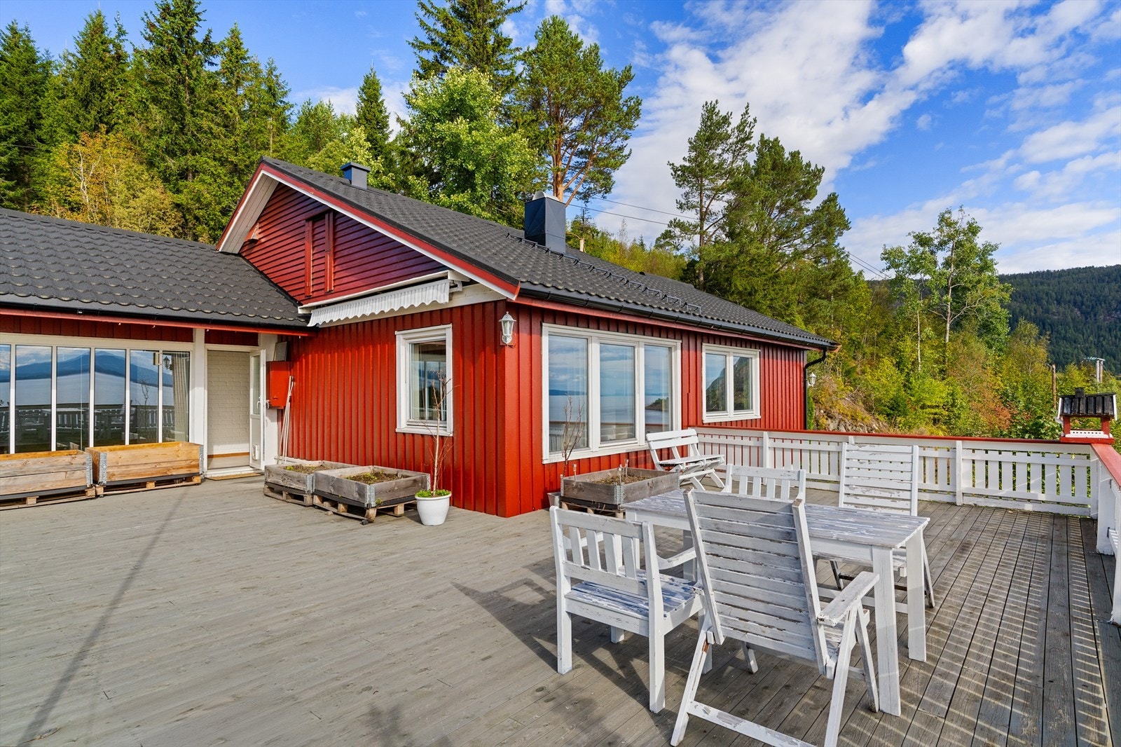 Eiendommen byr på flere kvaliteter som stor terrasse, badstue, to stuer m.m. Galleribilde