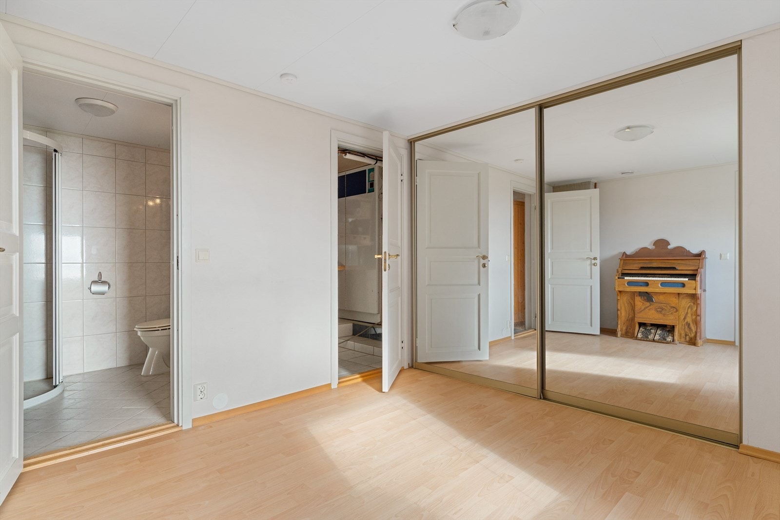 Her har du direkte adgang til både baderom med badstue samt teknisk rom. Galleribilde